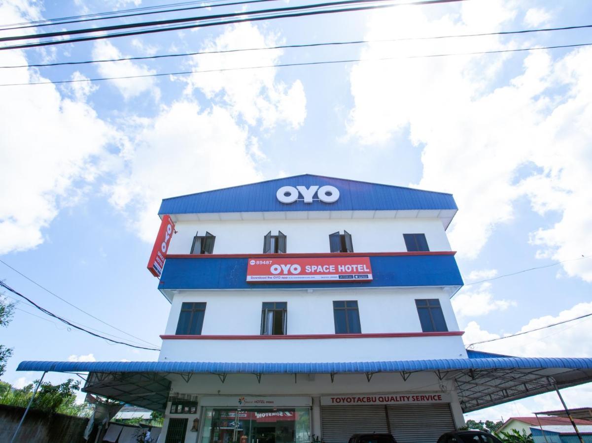Oyo 89487 Space Hotel Keluang Ngoại thất bức ảnh